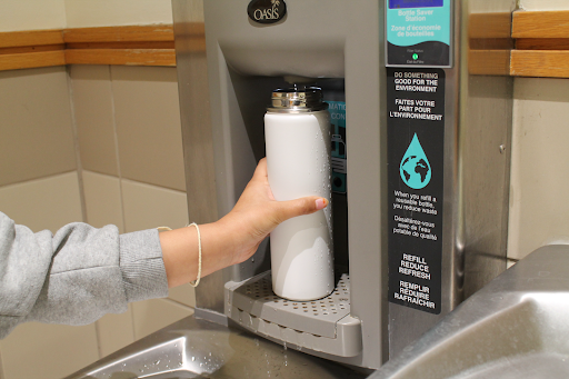 Students filling up their waterbottle
